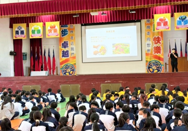 LINE_ALBUM_20250326宣秀南崗國中營養教育_250406_1